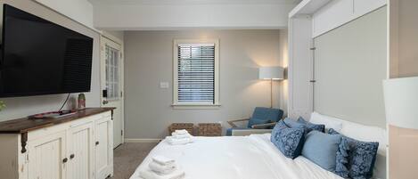 Iron/ironing board, free WiFi, bed sheets