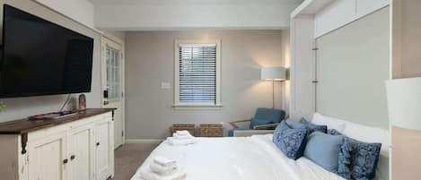 Tabla de planchar con plancha, wifi gratis y ropa de cama