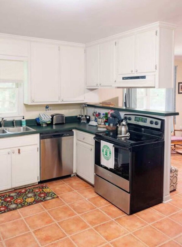 Fridge, microwave, oven, stovetop - Heart of Oxford House (Oxford)