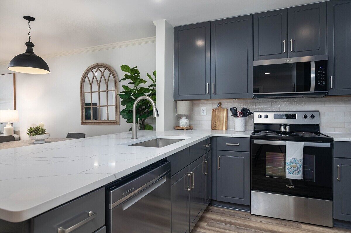 Jääkaappi, mikroaaltouuni, uuni, liesi