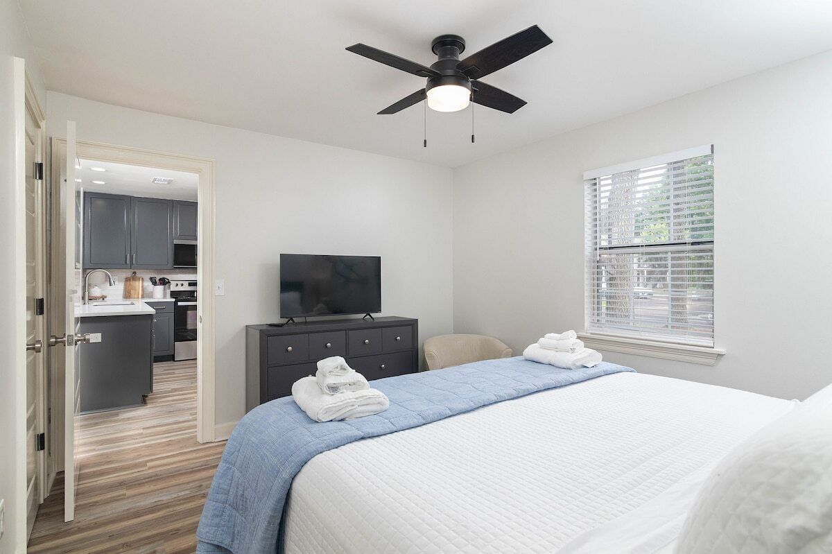 Iron/ironing board, free WiFi, bed sheets