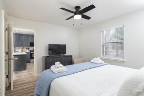 Tabla de planchar con plancha, wifi gratis y ropa de cama