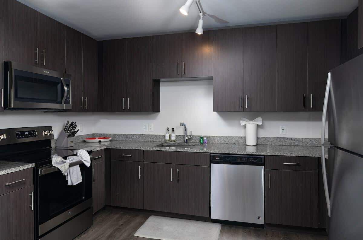 Geladeira, micro-ondas, fogão, cooktop