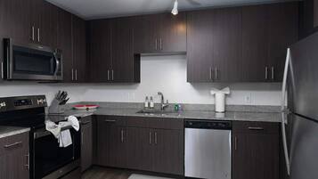 Coffee/tea maker, fridge, microwave, oven