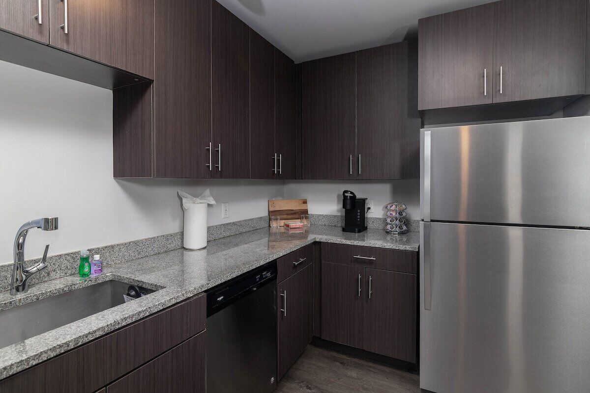 Refrigerador, microondas, horno y parrilla de estufa 