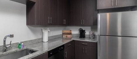 ثلاجة، ميكروويف، فرن، موقد طهي مسطح