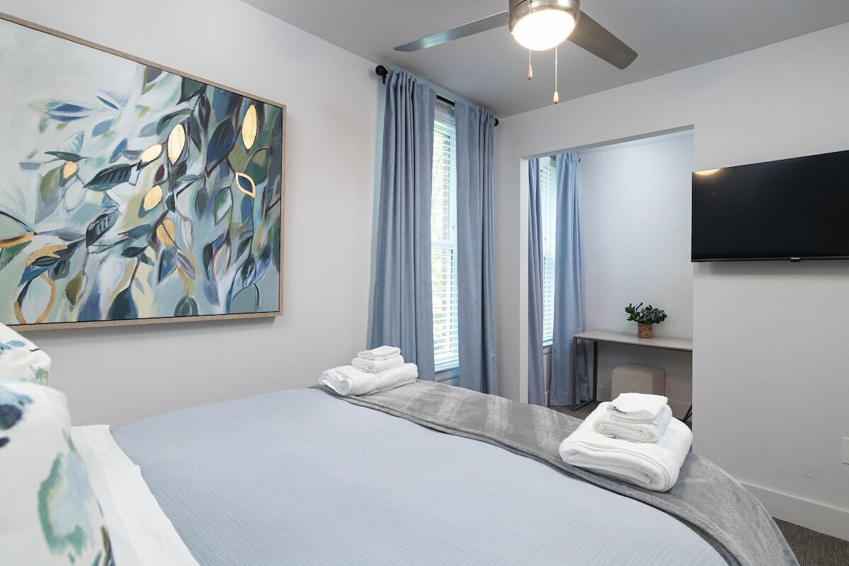 Tabla de planchar con plancha, wifi gratis y ropa de cama 