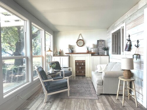 Cozy Cottage on the Bay: Where memories are made, Private dock, and Sunset Views