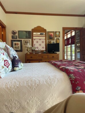 Tabla de planchar con plancha, wifi y ropa de cama 