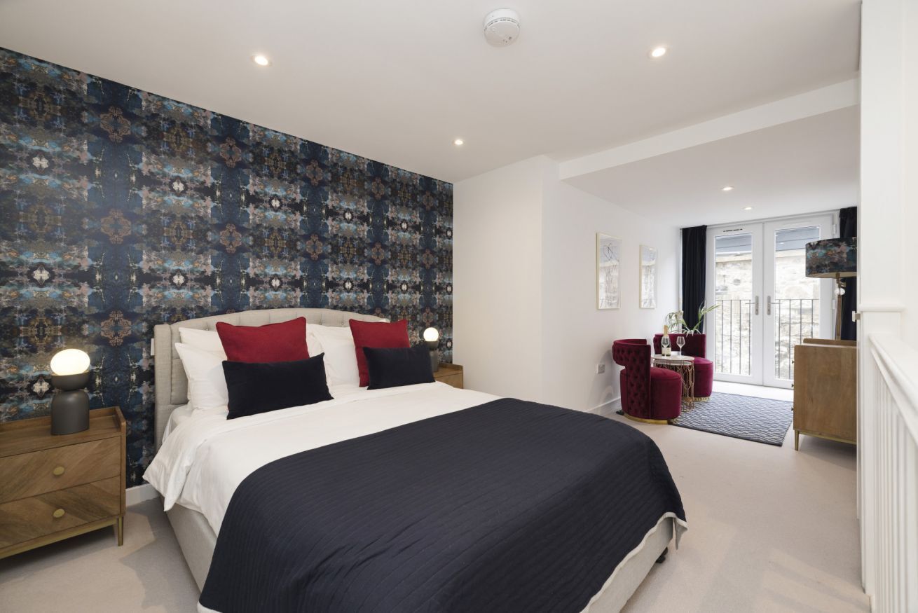 1 soverom, skrivebord og strykejern/-brett