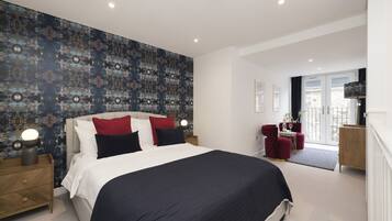 1 soverom, skrivebord og strykejern/-brett