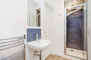 Dusj, håndklær, sjampo og toalettpapir