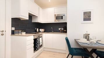 Kjøleskap, mikrobølgeovn, oppvaskmaskin og brødrister