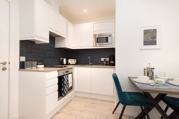 Kjøleskap, mikrobølgeovn, oppvaskmaskin og brødrister