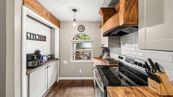 Microondas, horno, parrilla de estufa y lavavajillas