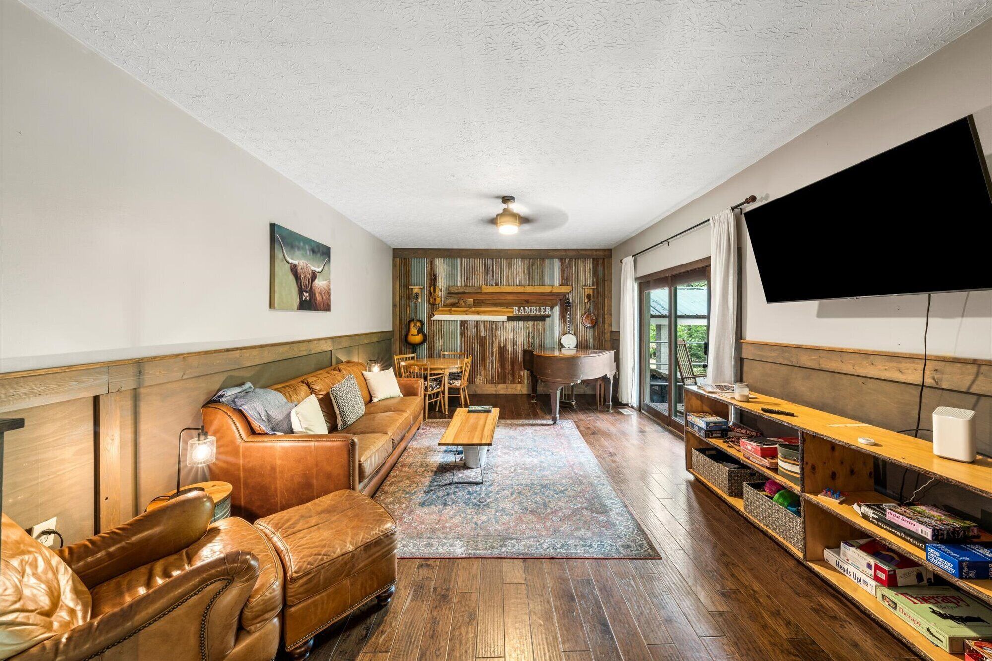 Televisión y chimenea 