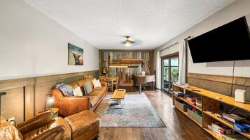 Televisión y chimenea