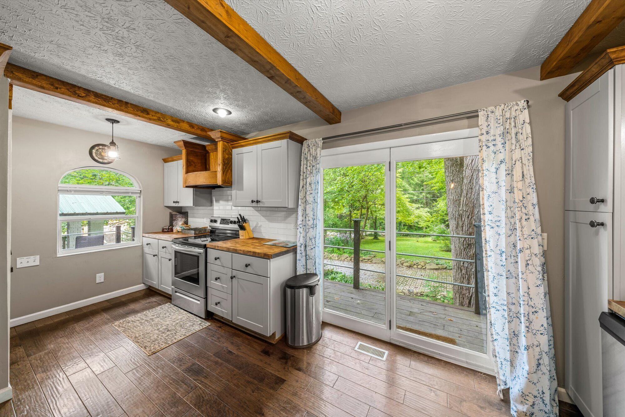 Mikrobølgeovn, ovn, kokeplater og oppvaskmaskin