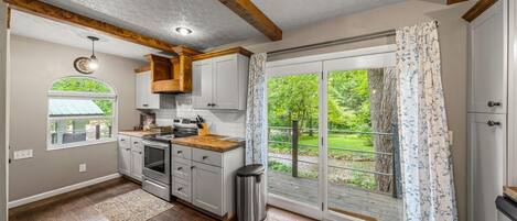 Mikrobølgeovn, ovn, kokeplater og oppvaskmaskin