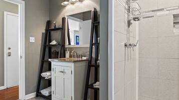 Douche, sèche-cheveux, serviettes fournies, savon
