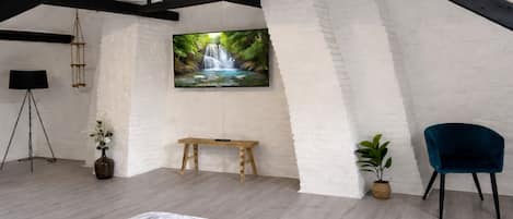 Family Apartment, 3 Bedrooms, Kitchen | Blackout drapes, iron/ironing board, free cribs/infant beds, free WiFi