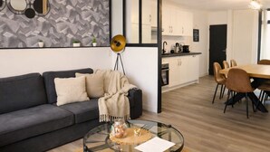 A modern apartment with a living room, kitchen, and dining area. - Apart'Moment EN GROUPE - La Terrasse Victor Hugo (Saint-Omer)