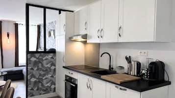 Family Apartment, 3 Bedrooms, Kitchen | Private kitchen | Full-size fridge, microwave, oven, stovetop