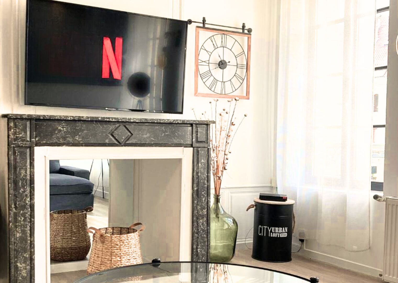 Family Apartment, 3 Bedrooms, Kitchen | Living area | 100-cm Smart TV with digital channels, Netflix, streaming services