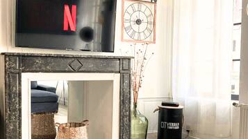 Family Apartment, 3 Bedrooms, Kitchen | Living area | 100-cm Smart TV with digital channels, Netflix, streaming services