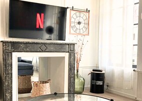 Family Apartment, 3 Bedrooms, Kitchen | Living area | 100-cm Smart TV with digital channels, Netflix, streaming services