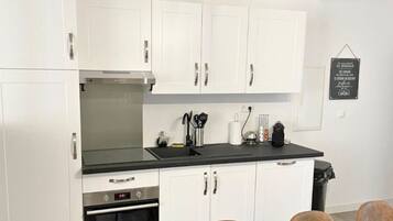 Family Apartment, 3 Bedrooms, Kitchen | Private kitchen | Full-sized fridge, microwave, oven, stovetop