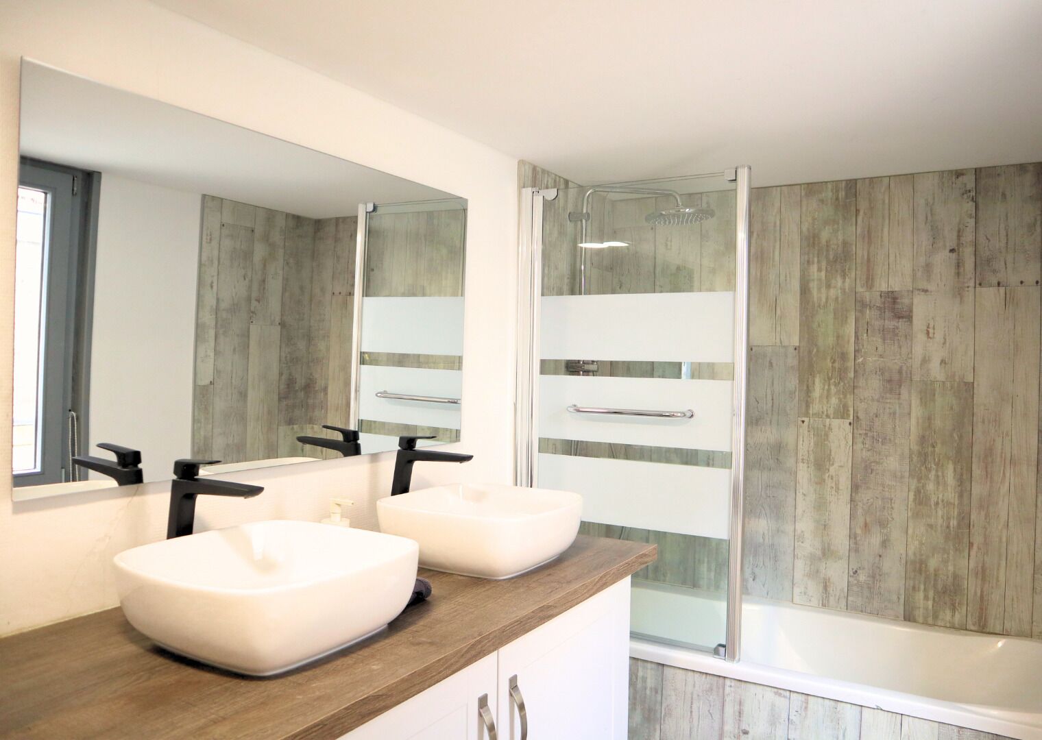 Familie appartement, 3 slaapkamers, keuken | Badkamer | Een aparte badkuip en douche, een haardroger, handdoeken, zeep