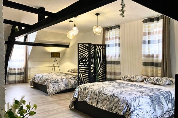 Cortinas blackout, tabla de planchar con plancha y cunas gratuitas