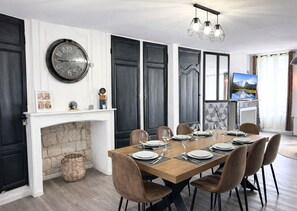 Family Apartment, 3 Bedrooms, Kitchen | Private kitchen | Full-sized fridge, microwave, oven, stovetop - Apart'Moment EN GROUPE - La Terrasse Victor Hugo (Saint-Omer)