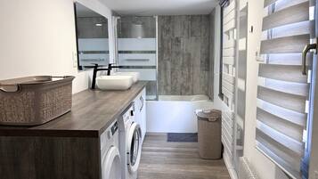 Appartamento familiare, 3 camere da letto, cucina | Bagno | Vasca e doccia separate, asciugacapelli, asciugamani, sapone