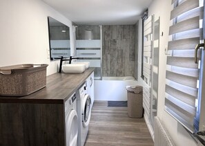 Appartement Familial, 3 chambres, cuisine | Salle de bain | Baignoire et douche séparées, sèche-cheveux, serviettes fournies, savon