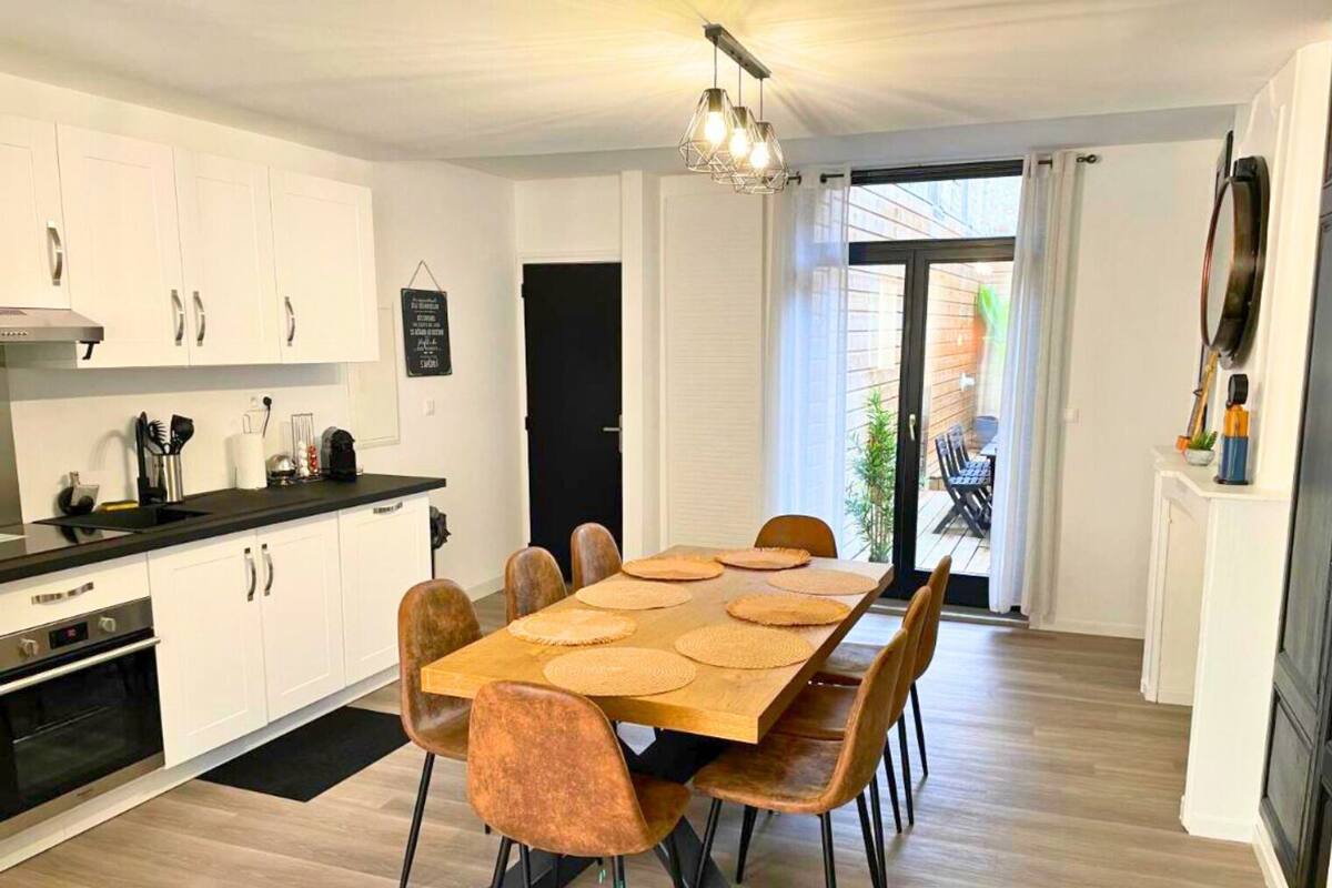 Apartamento família, 3 quartos, cozinha | Cozinha privada | Geladeira grande, micro-ondas, fogão, cooktop