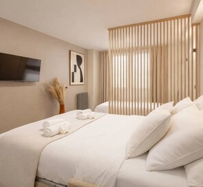 Iron/ironing board, travel cot, bed sheets - Montmartre studio with elevator access (Paris)