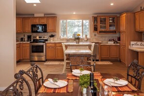 Dining - Casa Sublime-Amazing! 23 Acre Grand Canyon Retreat (Williams)