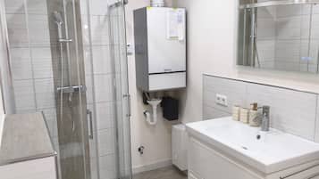 Dusche, Haartrockner, Seife, Toilettenpapier