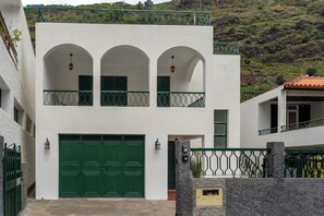 Exterior - Central house+parking+balcony+beach 5 minutes walk away (Ribeira Brava)