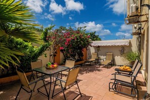 Outdoor dining - Perfect 2-bedroom/2-bathroom condo with AC in Palm Beach. (Noord)