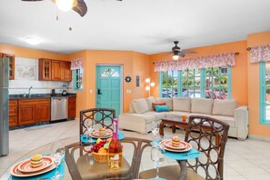 Smart TV - Perfect 2-bedroom/2-bathroom condo with AC in Palm Beach. (Noord)