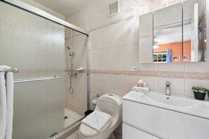 Douche, sèche-cheveux, serviettes fournies, savon