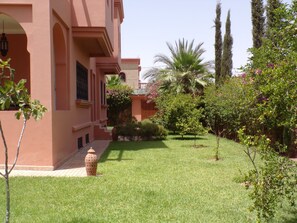 Property grounds - Large villa with private garden and pool, ideal for families and friends. (Marrakech)