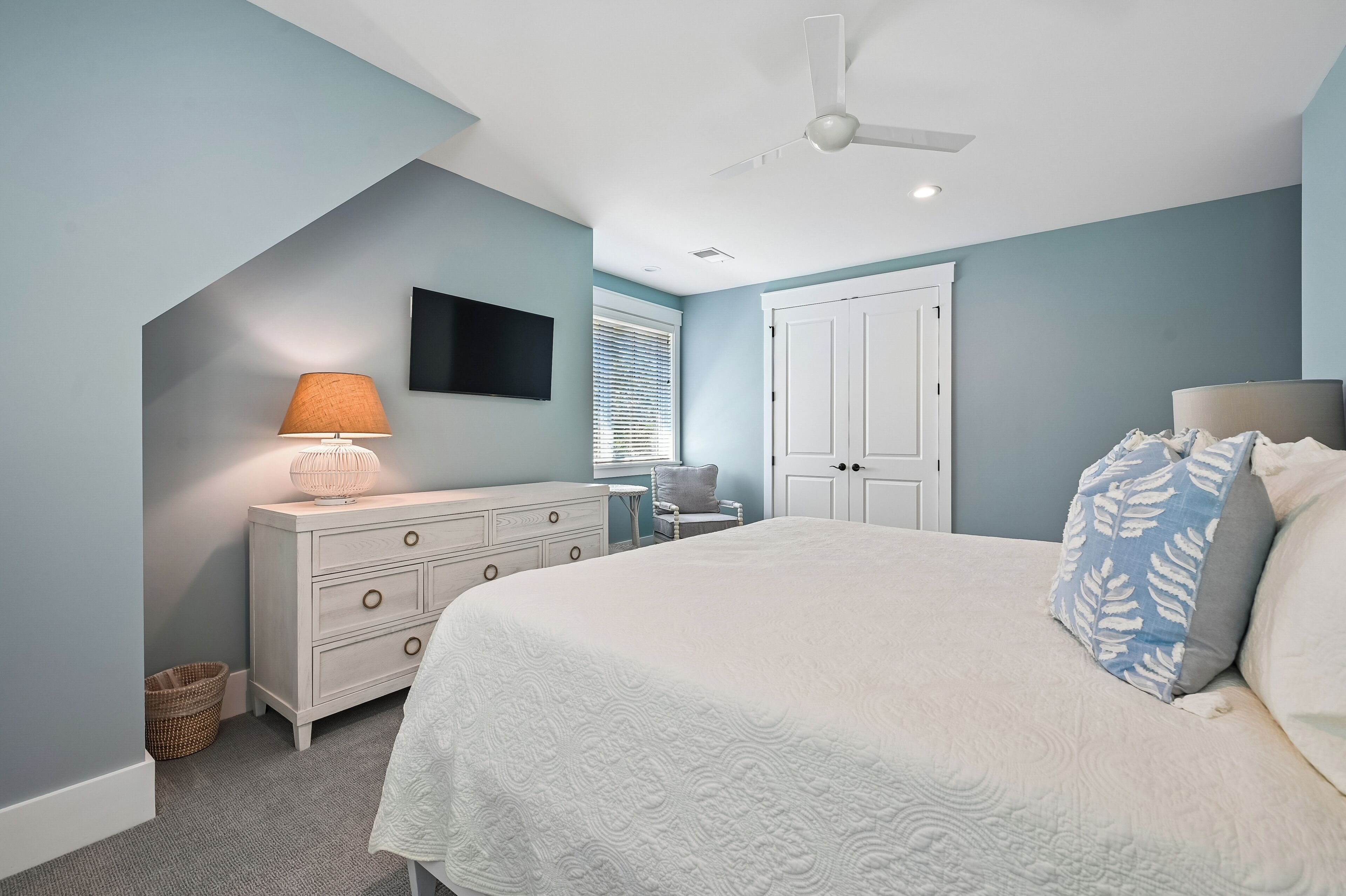 5 bedrooms, iron/ironing board, Internet, bed sheets