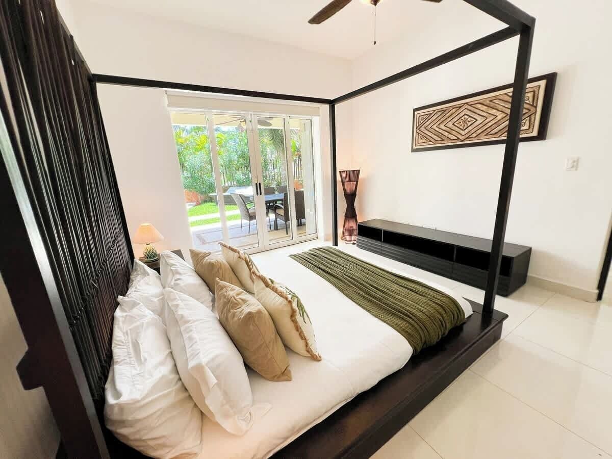 Tabla de planchar con plancha, wifi, ropa de cama