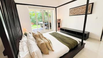 Tabla de planchar con plancha, wifi, ropa de cama