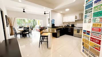 Frigorífico, microondas, horno y placa de cocina