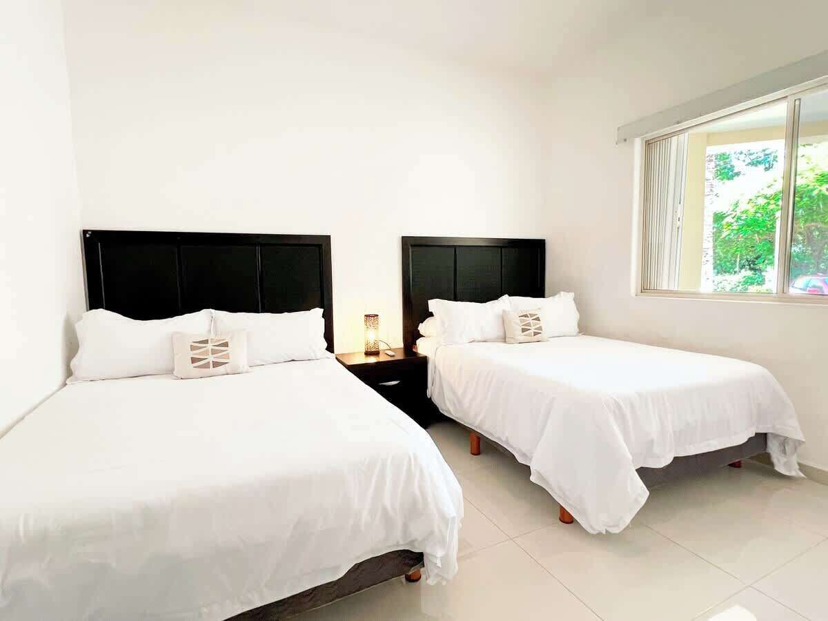 Tabla de planchar con plancha, wifi, ropa de cama